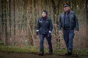 Franzi (Rhea Harder-Vennewald, l.) und Hans (Bruno F. Apitz, r.) sehen sich auf dem Waldgrundstück der Schwestern genauer um. Franzi (Rhea Harder-Vennewald, l.) und Hans (Bruno F. Apitz, r.) sehen sich auf dem Waldgrundstück der Schwestern genauer um.