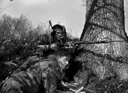 Unkas (David Alexandru, oben) und Lederstrumpf (Hellmut Lange) beobachten das Lager der Huronen, in dem die entführten Mädchen gefangen gehalten werden.