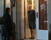 Malcolm Bright (Tom Payne, l.); Sarah Windsor (Kate Burton, r.)