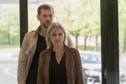 Vera Lanz (Katharina B&ouml;hm) und Maximilian Murnau (Christoph Schechinger) kommen zur T&uuml;r herein und sind auf der Suche nach einem Zeugen.