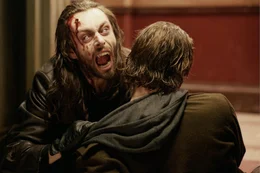 Der Oberwerwolf Lucian (Michael Sheen) hat Michael (Scott Speedman) endlich in seiner Gewalt und hat nun die M&ouml;glichkeit ihn zu bei&szlig;en.