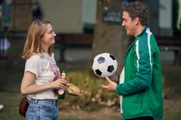 Laura (Bettina Burchard) trifft auf dem Dorffest auf Paul (Max Bretschneider) und verbl&uuml;fft ihn beim Torwandschie&szlig;en.