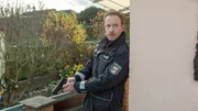 Stine Bergendal und Polizeihauptmeister Kai Timmermann (Mathias Junge) sind im Außeneinsatz in einer Kleingartenkolonie. Der Laubenbesitzer und Vater von Paul, Markus Beyer, ist dringend verdächtig, in den Mordfall verwickelt zu sein. Er hatte am Tag zuvor einen Streit mit dem Opfer Rike Kröger um ein Geschenk für seinen Sohn, und sein Alibi hält einer genaueren Überprüfung nicht stand.