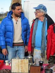 Tr&ouml;delprofi S&uuml;kr&uuml; Pehlivan (li.) mit Herbert auf dem Flohmarkt