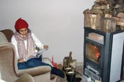 Um diesen einzigen Ofen herum hat sich wieder Leben im Gutshaus entwickelt. Die Argentinierin Adriana Acosta hat den ersten Winter im Haus fast nur hier verbracht.