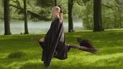 Die Musterschülerin Esther Edel (Jenny Richardson) beherrscht den Besenflug mit Katze in Perfektion.