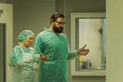Professor Henning Kirchhoff (Alexander Beyer) bereitet die nächste Obduktion einer Toten vor. Professor Henning Kirchhoff (Alexander Beyer) bereitet die nächste Obduktion einer Toten vor.
