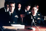 Harm (David James Elliott, vorne l.) hat die Verteidigung von Lieutenant Skates (Sibel Ergener, vorne r.) &uuml;bernommen, der die Schuld an einem Flugzeugungl&uuml;ck gegeben wird.