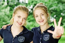Hanni und Nanni (Jana und Sophia M&uuml;nster) f&uuml;hlen sich im Internat Schloss Lindenhof pudelwohl.