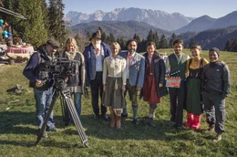 Von links nach rechts: Kameramann Diethard Prengel, Producerin Eva Tonkel, Fred Stillkrauth, Produzentin Franziska Maral, Produzent und Hauptdarsteller Adnan Maral, Jule Ronstedt, Aram Arami, Lena Meckel und Regisseur Mike Marzuk