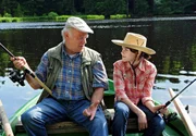 Ein Opa zum Pferde stehlen - oder zum Fische fangen: Willy (Peter Franke) auf Angeltour mit seiner Enkelin Charlie (Annika und Francesca Bolkart).