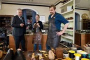 Oberstaatsanwalt Bernd Reuther (Rainer Hunold, l.) sucht das Gespräch mit Michaela Dorn (Annika Schrumpf, M.) und ihrem Chef Philipp Pelzer (Knud Riepen, r.). Oberstaatsanwalt Bernd Reuther (Rainer Hunold, l.) sucht das Gespräch mit Michaela Dorn (Annika Schrumpf, M.) und ihrem Chef Philipp Pelzer (Knud Riepen, r.).