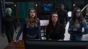 (v.l.n.r.) Brainiac-5 (Jesse Rath); Kara alias Supergirl (Melissa Benoist); Lena Luthor (Katie McGrath); Hank Henshaw (David Harewood); Nia Nal alias Dreamer (Nicole Maines)