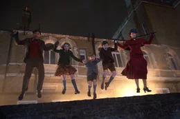 Fr&ouml;hliches Stelldichein zu nachschlafener Zeit, l-r: Lin-Manuel Miranda als Jack, Pixie Davies als Annabel, Joel Dawson als Georgie, Nathanael Saleh als John, Emily Blunt als Mary Poppins
