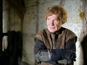 Der Stallmeister August (Michael Hanemann) hat seinen Neffen Fynn zu sich genommen.