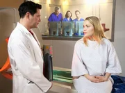 Saskia K&uuml;hne (Fritzi Eichhorn) will ihrer Zwillingsschwester Jana eine Niere spenden; Dr. Philipp Brentano (Thomas Koch) &uuml;bernimmt die notwendigen Untersuchungen.