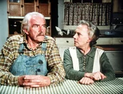 Großvater Sam (Will Geer, l.) und Großmutter Ester (Ellen Corby, r.) sind über den Besuch von Corabeth Walton nicht gerade erfreut ... Großvater Sam (Will Geer, l.) und Großmutter Ester (Ellen Corby, r.) sind über den Besuch von Corabeth Walton nicht gerade erfreut ...