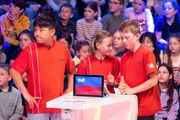 Das rote Rateteam aus Balzers/Liechtenstein gr&uuml;belt &uuml;ber eine von Eltons kniffligen Fragen.