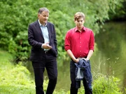 ARD/MDR IN ALLER FREUNDSCHAFT, FOLGE 579, "Befürchtungen", Jakob Heilmanns (Karsten Kühn, re.) Freundin Caro ist schwanger. Sein Vater Roland (Thomas Rühmann, li.) nimmt an, dass Caro, so wie er sie einschätzt, keine Verantwortung für ein Kind übernehmen will. Er glaubt immer noch nicht, dass Caro es mit Jakob ernst meint - schließlich hat sie ihm schon einmal das Herz gebrochen. Als Jakob seinem Vater mitteilt, dass Caro das Baby gern bekommen würde und er derjenige ist, der zweifelt, ist Roland erstaunt. ARD/MDR IN ALLER FREUNDSCHAFT, FOLGE 579, "Befürchtungen", Jakob Heilmanns (Karsten Kühn, re.) Freundin Caro ist schwanger. Sein Vater Roland (Thomas Rühmann, li.) nimmt an, dass Caro, so wie er sie einschätzt, keine Verantwortung für ein Kind übernehmen will. Er glaubt immer noch nicht, dass Caro es mit Jakob ernst meint - schließlich hat sie ihm schon einmal das Herz gebrochen. Als Jakob seinem Vater mitteilt, dass Caro das Baby gern bekommen würde und er derjenige ist, der zweifelt, ist Roland erstaunt.