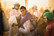 "Steht auf!" fordern die demonstrierenden Kinder. Die Polizei greift auf Befehl r&uuml;cksichtslos ein.