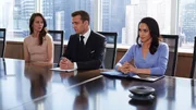 Die bildschöne Esther Litt (Amy Acker, l.), die Schwester von Louis, möchte ausgerechnet dessen langjährigen Rivalen Harvey (Gabriel Macht, M.) bei ihrer Scheidung als Anwalt. Auch Rachel (Meghan Markle) spürt die Anspannung. Die bildschöne Esther Litt (Amy Acker, l.), die Schwester von Louis, möchte ausgerechnet dessen langjährigen Rivalen Harvey (Gabriel Macht, M.) bei ihrer Scheidung als Anwalt. Auch Rachel (Meghan Markle) spürt die Anspannung.