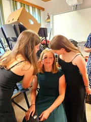 Schminken unter erschwerten Bedingungen: Da die Schlafzimmer des Camps bereits abgeschlossen sind, m&uuml;ssen Anabelle und Marlies ihre Freundin Leyla im Klassenraum f&uuml;r den Abschlussball sch&ouml;n machen.