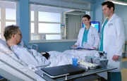 Dr. Brentano (Thomas Koch, re.) hat bei Hans Langer (Matthias Komm, li.) eine Routine-OP am Karpaltunnelsystem durchgef&uuml;hrt, als dieser pl&ouml;tzlich einen Herzinfarkt erlitt. Weitere Untersuchungen haben ergeben, dass Hans mehrere Byp&auml;sse ben&ouml;tigt. Diesen Eingriff wird Dr. Maria Weber (Annett Renneberg, 2.v.re.) vornehmen. Hans ist zunehmend verunsichert ... noch eine OP?