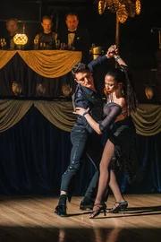 Ray Wilder (Tom Chambers) will mit seiner Partnerin Rachel Stevenson (Natalie Gumede) unbedingt den Tanzwettbewerb gewinnen und so seinem Vater Andrew beweisen, wie gut er ist.