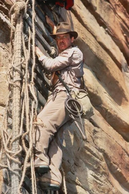 Die Flucht vor dem h&uuml;nenhaften und brutalen Hohepriester des Shiva-Kultes ist noch nicht ganz gelungen - jetzt muss Indy (Harrison Ford) um sein Leben k&auml;mpfen, w&auml;hrend er an einer gerissenen H&auml;ngebr&uuml;cke Hunderte von Metern &uuml;ber einem rei&szlig;enden Fluss voller Krokodile h&auml;ngt ...
