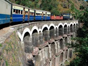 Durch die spektakul&auml;re Gebirgslandschaft in den Ausl&auml;ufern des Himalaya klettert die Kalka-Shimla-Bahn rund 1.500 Meter in die H&ouml;he.