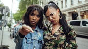 Die „Bad Bitch“ und die „Lady Bitch“: Lady Bitch Ray steigt in Hamburg mit in den alten Mercedes und erzählt Eunique, wie schwer es früher als female Artist war. Die „Bad Bitch“ und die „Lady Bitch“: Lady Bitch Ray steigt in Hamburg mit in den alten Mercedes und erzählt Eunique, wie schwer es früher als female Artist war.