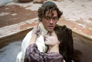 Rob (Tom Payne) hat Angst, dass die an der Pest erkrankte Rebecca (Emma Rigby) stirbt.