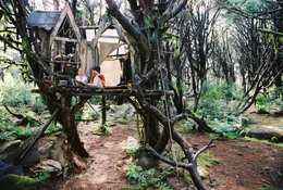 In Terabithia, einem geheimen magischen K&ouml;nigreich voller Fabelwesen, finden Jess (Josh Hutcherson, r.) und Leslie (Anna Sophia Robb, l.) Zuflucht vor Schulproblemen, Eltern und Lehrern ...