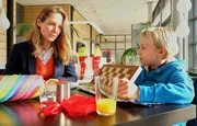 Carolin Weißhaupt (Tessa Mittelstaedt) muss den Geburtstag ihres Sohnes Nik (Ole Hermann) in der Sachsenklinik feiern, da ihre kleine Tochter schwerverletzt in der Klinik liegt. Zur Sorge um ihre Tochter kommt die furchtbare Unterstellung des Chefarztes Dr. Hoffmann, dass sie Alkoholikerin ist. Carolin Weißhaupt (Tessa Mittelstaedt) muss den Geburtstag ihres Sohnes Nik (Ole Hermann) in der Sachsenklinik feiern, da ihre kleine Tochter schwerverletzt in der Klinik liegt. Zur Sorge um ihre Tochter kommt die furchtbare Unterstellung des Chefarztes Dr. Hoffmann, dass sie Alkoholikerin ist.