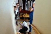 Finn Kiesewetter (Sven Martine, l.), Lars Englen (Ingo Naujoks, 2.v.l.), Tomke Jennsen (Anjorka Strechel, 3.v.l.) und Dr. Henning Strahl (Christoph Tomanek, r.) sind sich nicht sicher, ob Beate Martens (Julia Schmidt, M.) wirklich die Treppe hinunter gestürzt ist. Finn Kiesewetter (Sven Martine, l.), Lars Englen (Ingo Naujoks, 2.v.l.), Tomke Jennsen (Anjorka Strechel, 3.v.l.) und Dr. Henning Strahl (Christoph Tomanek, r.) sind sich nicht sicher, ob Beate Martens (Julia Schmidt, M.) wirklich die Treppe hinunter gestürzt ist.