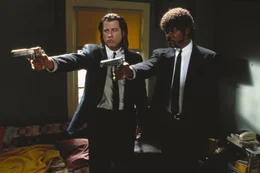 Die Auftragskiller Vincent Vega (John Travolta, l.) und Jules Winnfield (Samuel L. Jackson, r.) bei der Arbeit. Die beiden lassen sich von nichts aus der Ruhe bringen.