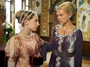 An ihrem 15. Geburtstag beginnt die Prinzessin (Lotte Flack) einen Streit mit ihrer Mutter (Anna Loos).