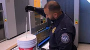 Haben Schmuggler eine illegale Substanz im Farbeimer versteckt? Grenzbeamte pr&uuml;fen den Verdacht genau.