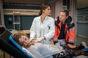 Dr. Haase (Fabian Harloff, r.) und Dr. Jonas (Gerit Kling, M.) kümmern sich um ihre neue Patientin (Amelie Herres, l.), die offensichtlich unter Drogeneinfluss steht. Dr. Haase (Fabian Harloff, r.) und Dr. Jonas (Gerit Kling, M.) kümmern sich um ihre neue Patientin (Amelie Herres, l.), die offensichtlich unter Drogeneinfluss steht.