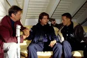Jupps (Uwe Fellensiek, M.) Tarnung ist aufgeflogen. Koch (Bernd Tauber, l.) und Schl&uuml;ter (Frank Leo Schr&ouml;der, r.) stellen ihn zur Rede.