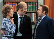 Die Schwindelfiliale Komödie von Curt Kraatz und Max Neal Justus übertrifft Lügengenie Willibald: Stephanie Glaser als Barbara, Paul Bühlmann als Willibald, Jörg Schneider als Justus. Die Schwindelfiliale Komödie von Curt Kraatz und Max Neal Justus übertrifft Lügengenie Willibald: Stephanie Glaser als Barbara, Paul Bühlmann als Willibald, Jörg Schneider als Justus.