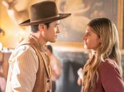 Dr. Ben Song (Raymond Lee, l.); Addison Augustine (Caitlin Bassett, r.)