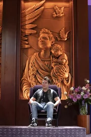 Adam Devine als Kelvin Gemstone