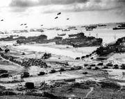 Landungsschiffe, die w&auml;hrend der ersten Tage des D-Days bei Ebbe Fracht an einem der Invasionsstr&auml;nde an Land bringen, Juni 1944.