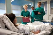 Dr. Kathrin Globisch (Andrea Kathrin Loewig, li.) und Schwester Yvonne (Maren Gilzer, re.) wollen von Miriam G&ouml;bel (Lore Richter, liegend) wissen, warum sie nicht mehr zu den Kontrolluntersuchungen gekommen ist.