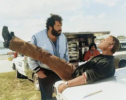 Matt (Terence Hill, re.) und Wilbur (Bud Spencer), ein ungleiches - jedoch sehr schlagfertiges Paar - ,haben sich bei der vergeblichen Arbeitssuche am Hafen von Miami kennengelernt.