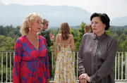 Die zerstrittenen Schwestern Gundi Sommer (Wookie Mayer, l.) und Betty Sommer (Pia H&auml;nggi, r.) treffen sich auf der gemeinsamen Dachterrasse zum Abschiedsfest.
