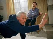 Nachdem Charlotte Gauss (Ursula Karusseit, re.) einen "Einführungskurs" in Sachen Yoga von Barbara Grigoleit erhalten hat, ist sie nicht mehr zu bremsen. Sie möchte unbedingt, dass auch Otto (Rolf Becker, li.) etwas für seine Gesundheit tut und seinen Rücken mit der "diagonalen Katze" in Schwung bringt. Zögernd und ungern tut er dies und ahnt nicht, dass Charlotte die Übung wohl doch nicht so gut verstanden hat und ihm damit einige Probleme einhandelt. Nachdem Charlotte Gauss (Ursula Karusseit, re.) einen "Einführungskurs" in Sachen Yoga von Barbara Grigoleit erhalten hat, ist sie nicht mehr zu bremsen. Sie möchte unbedingt, dass auch Otto (Rolf Becker, li.) etwas für seine Gesundheit tut und seinen Rücken mit der "diagonalen Katze" in Schwung bringt. Zögernd und ungern tut er dies und ahnt nicht, dass Charlotte die Übung wohl doch nicht so gut verstanden hat und ihm damit einige Probleme einhandelt.