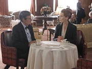 L-R: Dr. Donald "Ducky" Mallard (David McCallum) trifft sich mit Maggie Clarke (Alice Krige), die er seit seiner Jugend kennt und von der er hofft, Aufschluss &uuml;ber einige Dinge aus seiner Vergangenheit zu bekommen ...