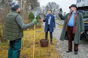 Die Kommissare Stadler (Dieter Fischer, r.) und Hansen (Igor Jeftić, M.) fragen den G&auml;rtner Max Treidl (Stefan Voglhuber, l.) nach Streitigkeiten in der Familie Herrling.